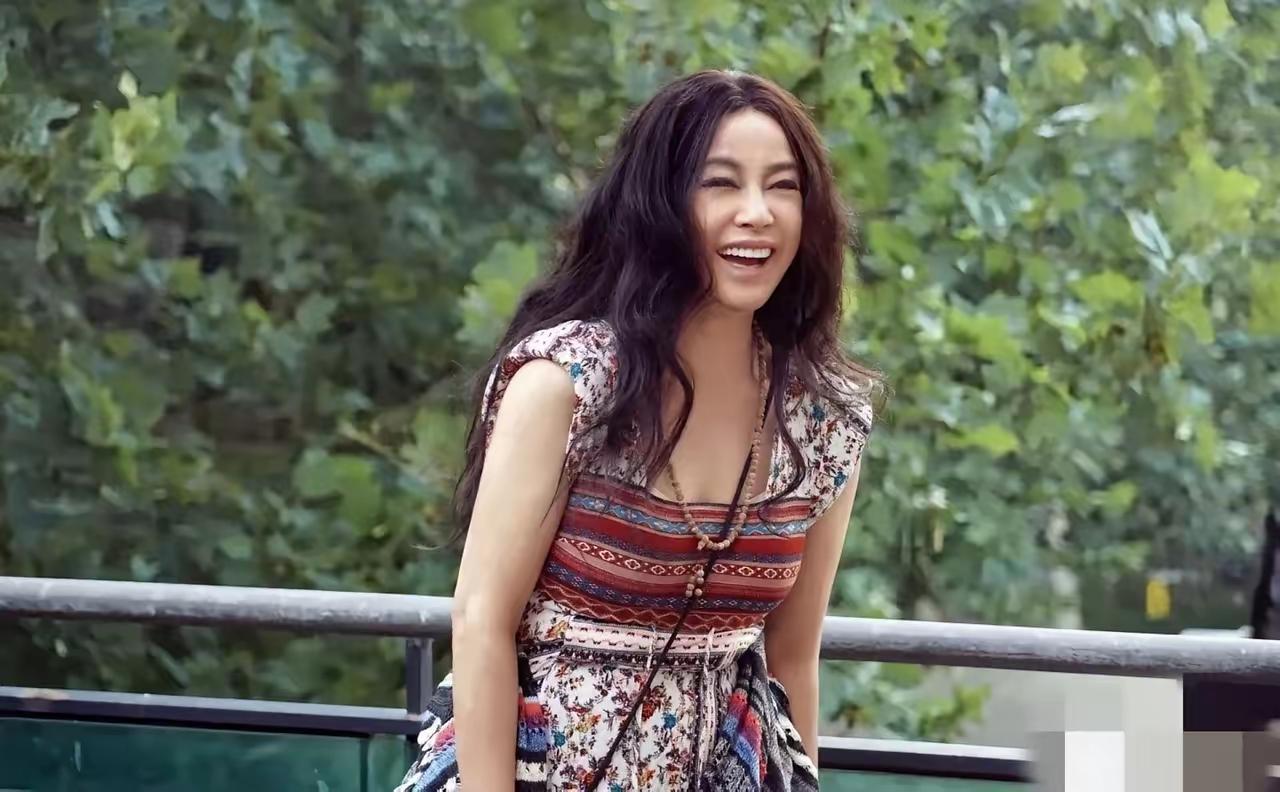 刘晓庆竟然比三毛本人还年轻更好看，要知道三毛去世时才47岁不到五十岁，而刘晓庆现