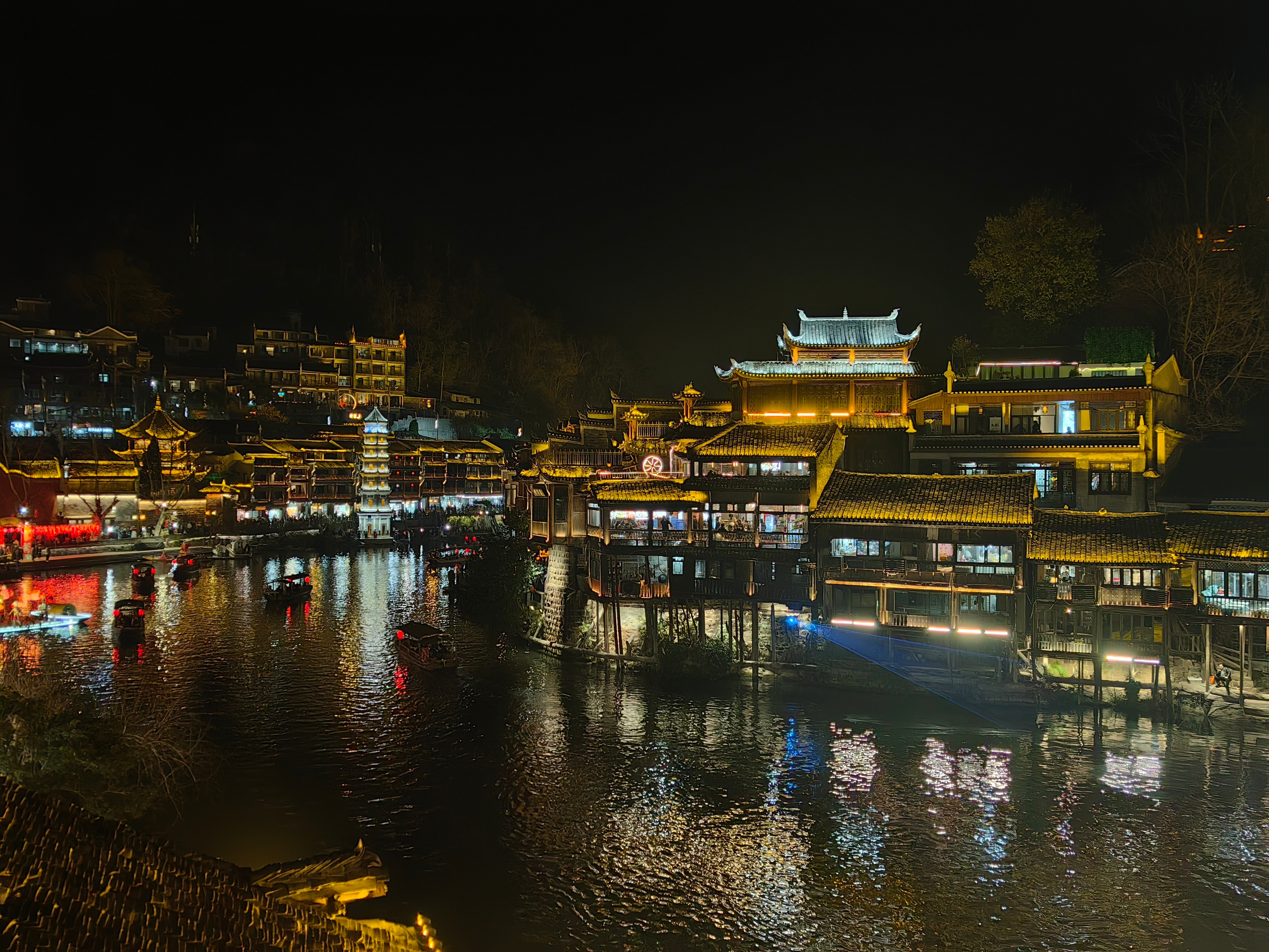 尽力了，人还挺多的，等个拍照位等半天开始逛吃逛吃湘西·湘西州凤凰古城景区