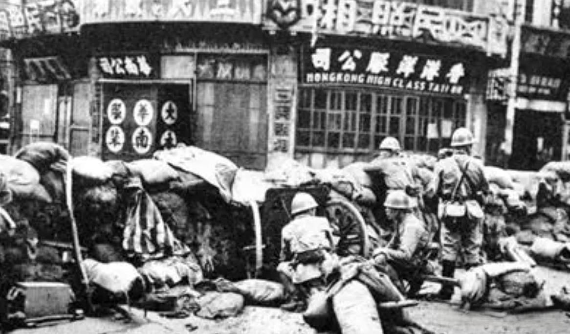 淞沪会战鬼子原本计划投入十万人左右，因为打算利用国军派系林立，互相拆台的弱点。