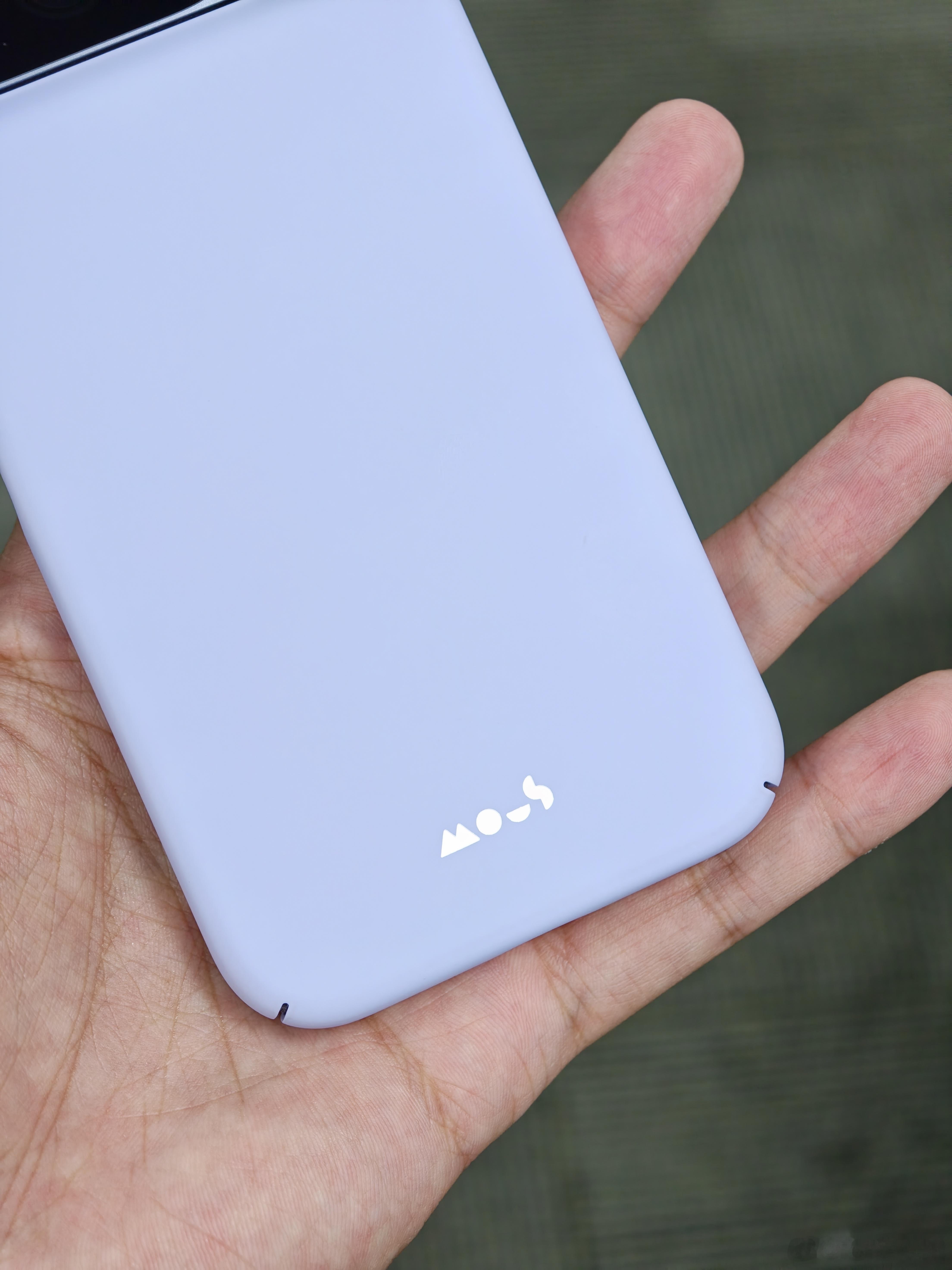 谷歌Pixel10Pro三百多块的手机壳，一个礼拜，就一个礼拜，已经开始变色