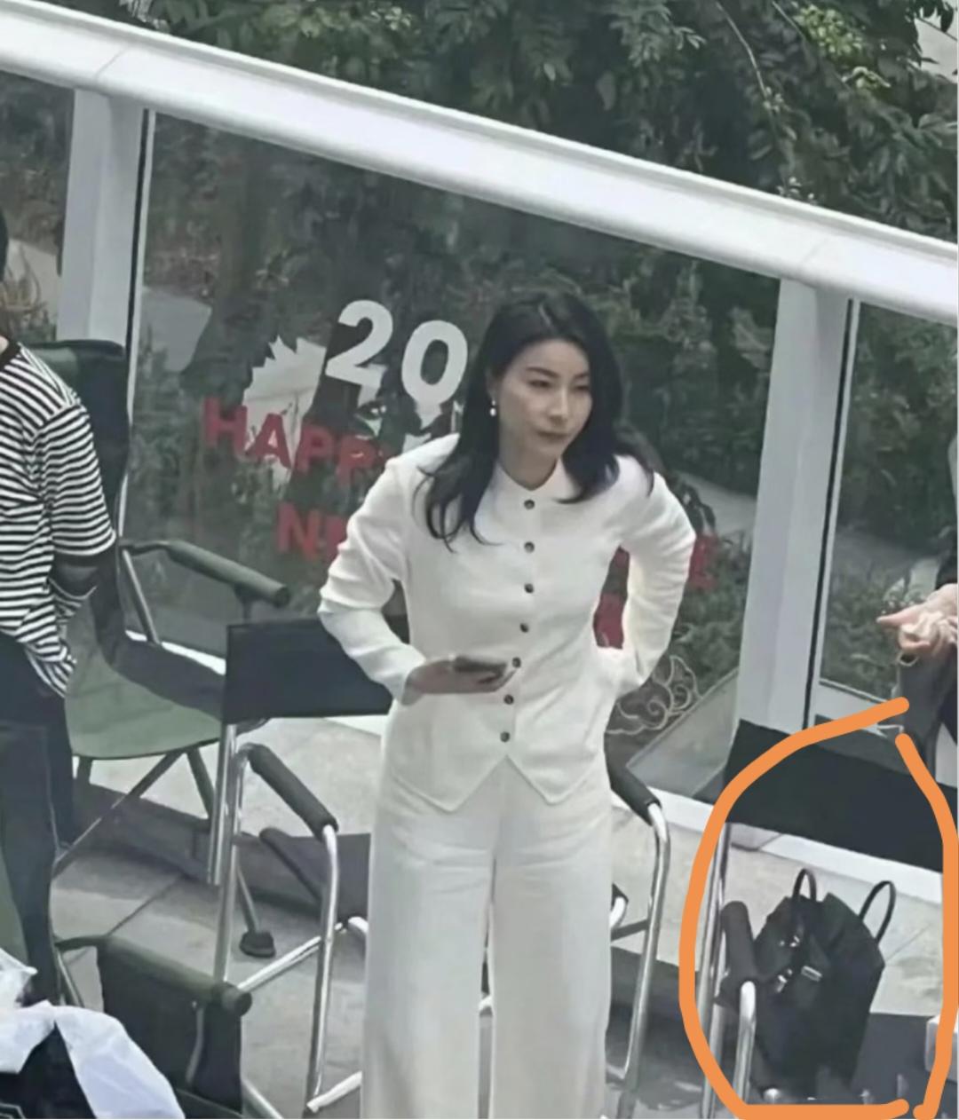这是豪门的松弛感！郭晶晶对爱马仕品牌包包，就是随意往地下一放，如一根草芥。不经意
