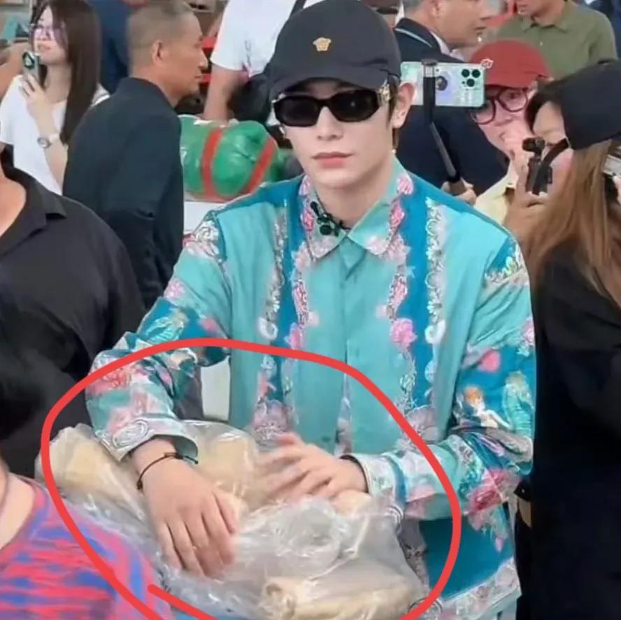 丁禹兮这个人完全禁不起细扒因为一旦细扒，你就会发现他这个人怎么如此实在啊别