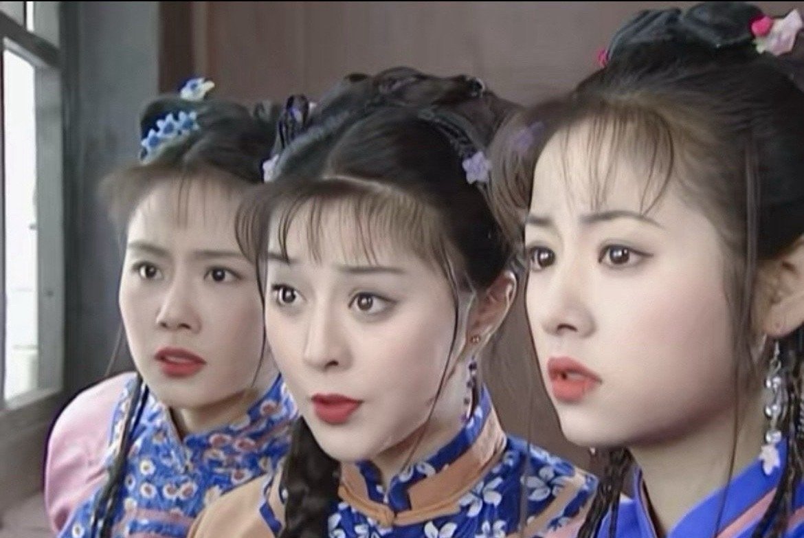 说当年曾有人质疑过琼瑶为什么紫薇选了这么一个不漂亮的女生，可是现在回过头来看，即