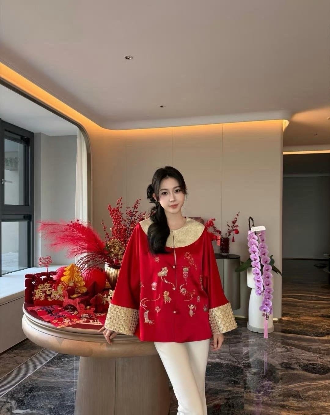 潘玮柏的老婆真贤惠，搞了一大桌子的年夜饭，样式摆盘漂亮，色彩搭配丰富，菜色寓意吉