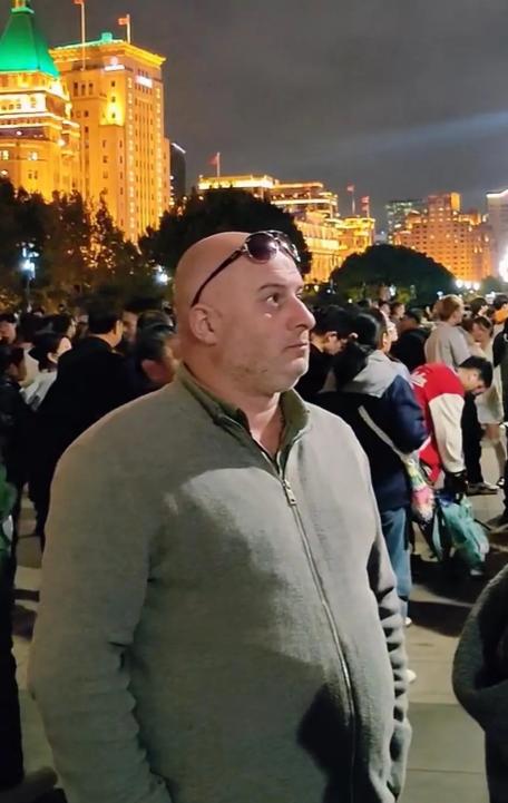 为什么很多美国人到了中国后不笑？全都表情严肃的看着中国的一切!来中国玩的外国人越
