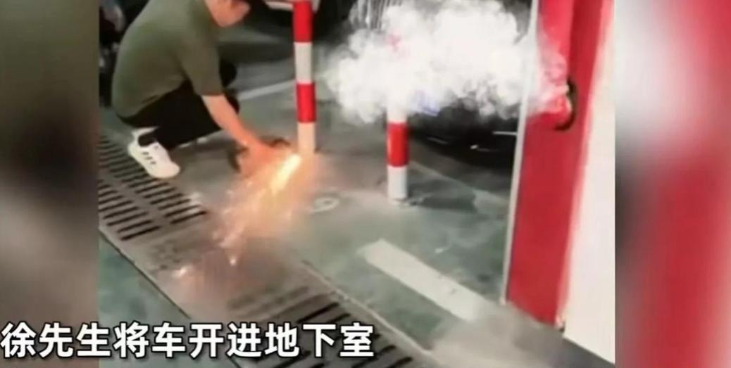 “太缺德了！”2023年6月5日，浙江绍兴，一男子开车到家后，发现自己的车位被占