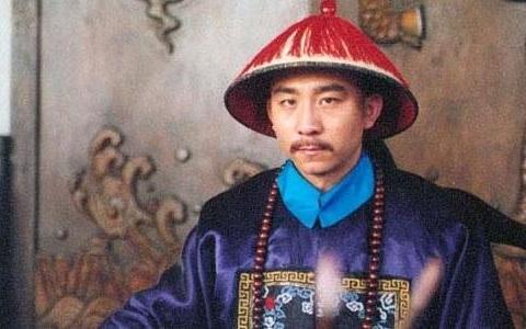 1738年，大清直隶总督李卫吐血而亡，年仅51岁。乾隆下旨以总督规格厚葬，赐谥号