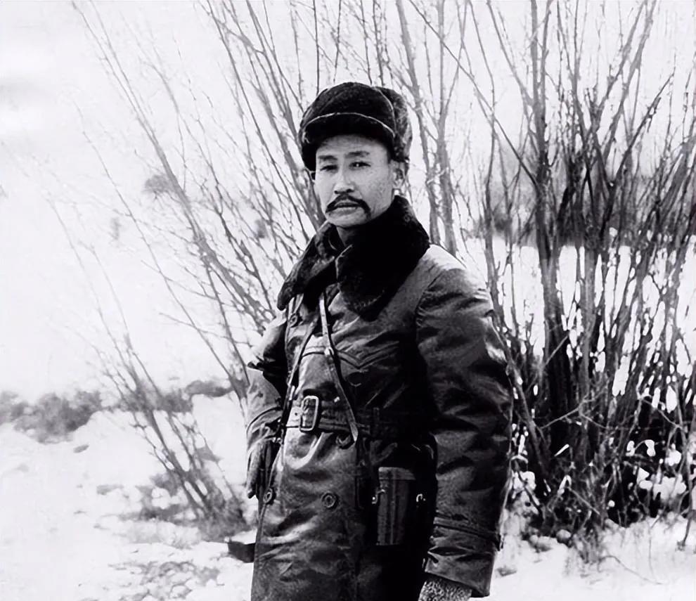 1932年12月7日，马占山的队伍往国境线上撤，日寇铃木带领五百多骑兵紧紧地追来