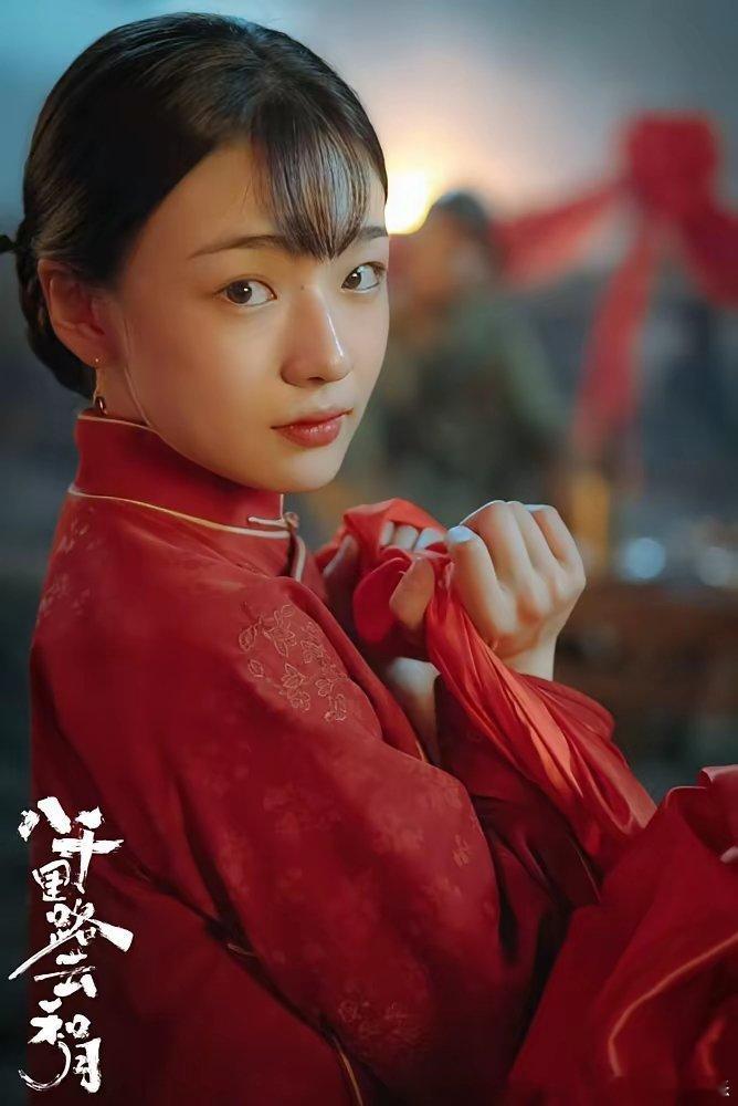 别信什么“资本强捧”的鬼话。看看这姑娘的履历：02年出生，中戏刚毕业。第一部戏