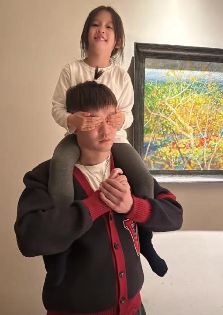 曹云金曾在相声界崭露头角，唐菀也是优秀演员。昔日两人婚姻备受关注。近日，有画面显