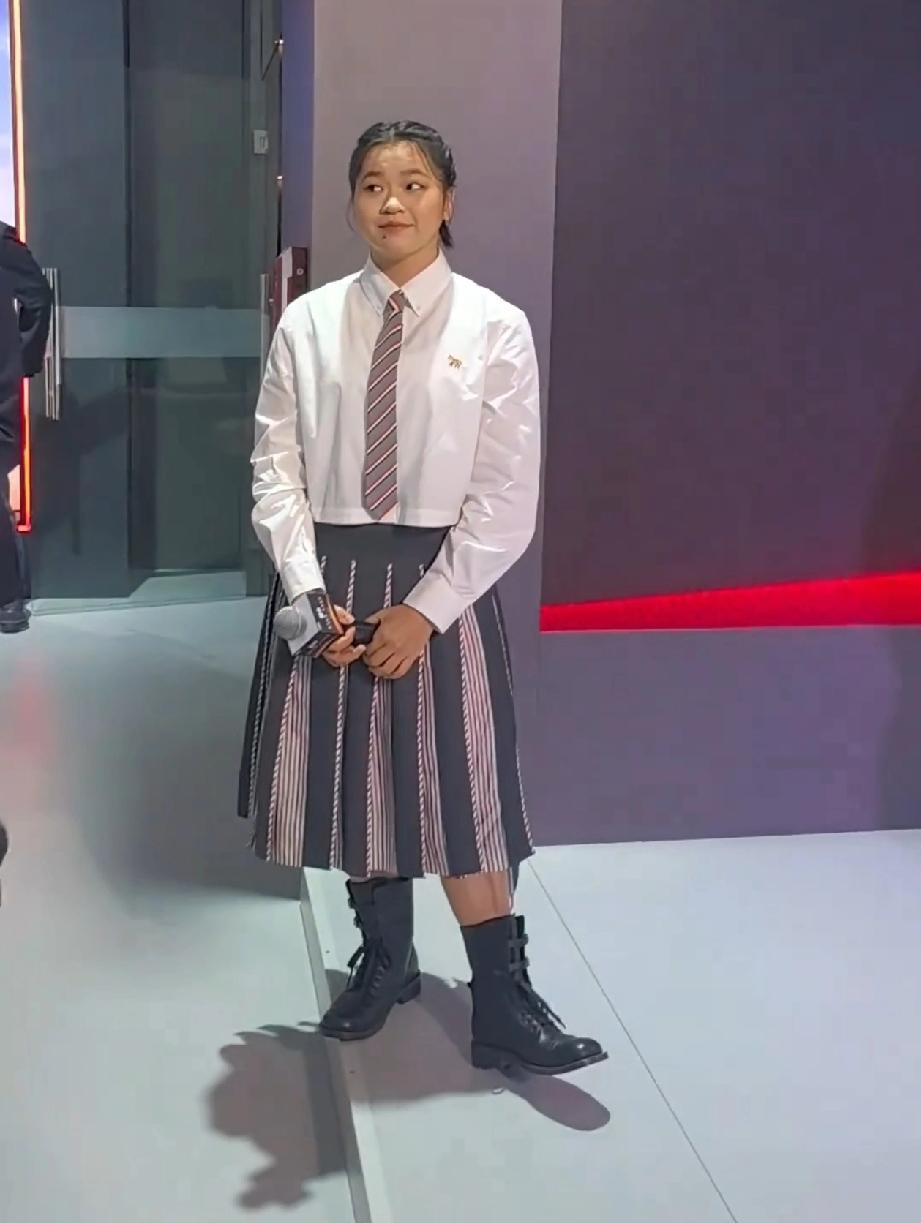 全红婵现在越来越壮实魁梧了！今天她参加万家乐的活动，白衬衫配着条纹领带，再穿