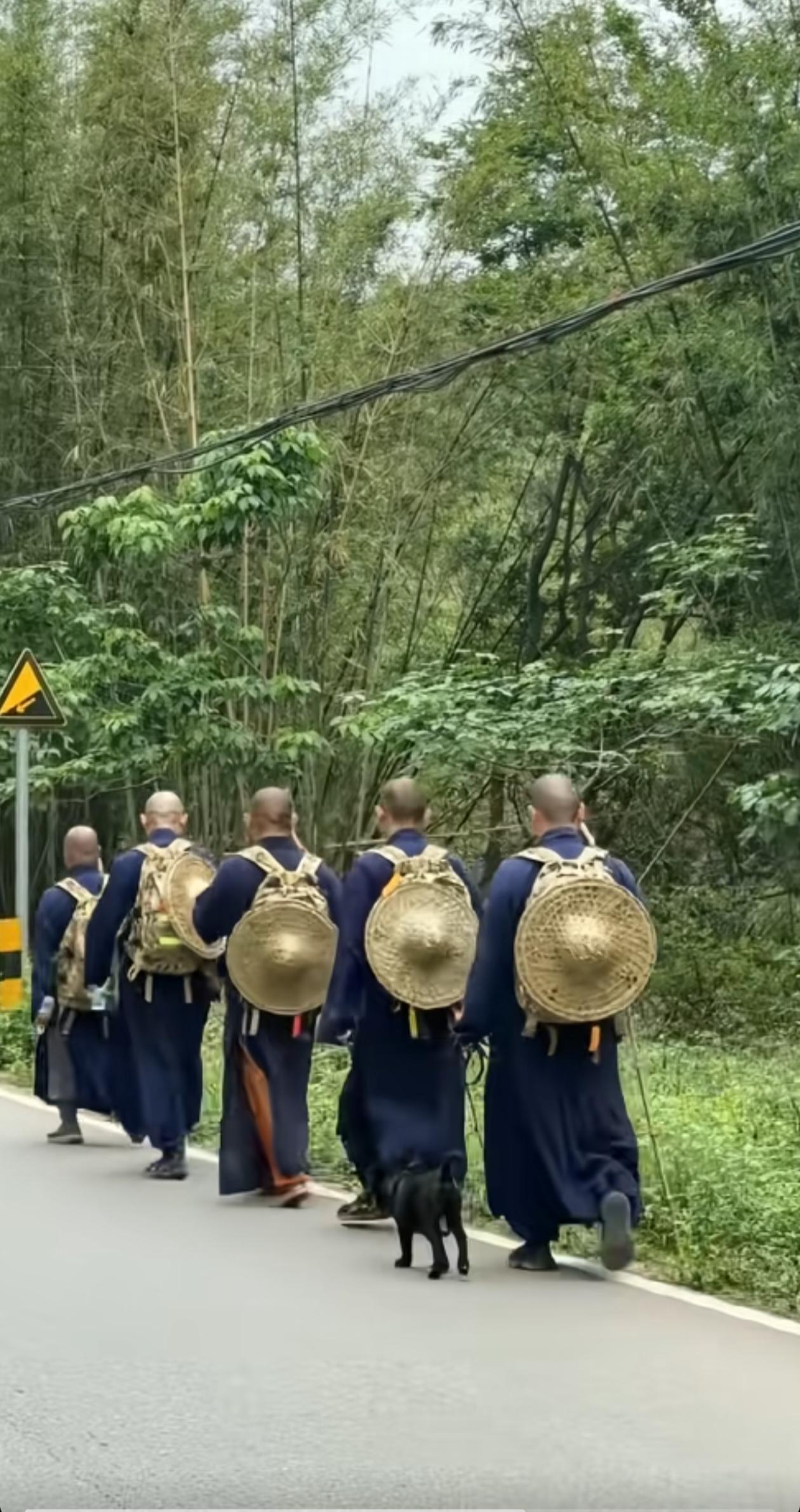 网上看到这一群人穿戴奇怪，还有带狗带对讲机的，这是出家人吗？他们要去哪里？