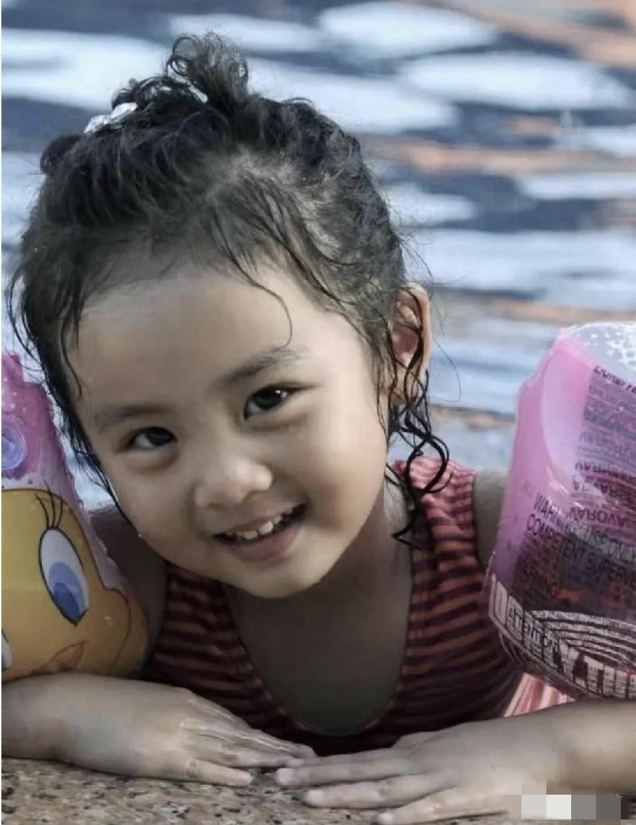 黄磊家三个孩子的颜值，在星二代中算是出挑的。大女儿黄忆慈，小名多多，娇媚动人像