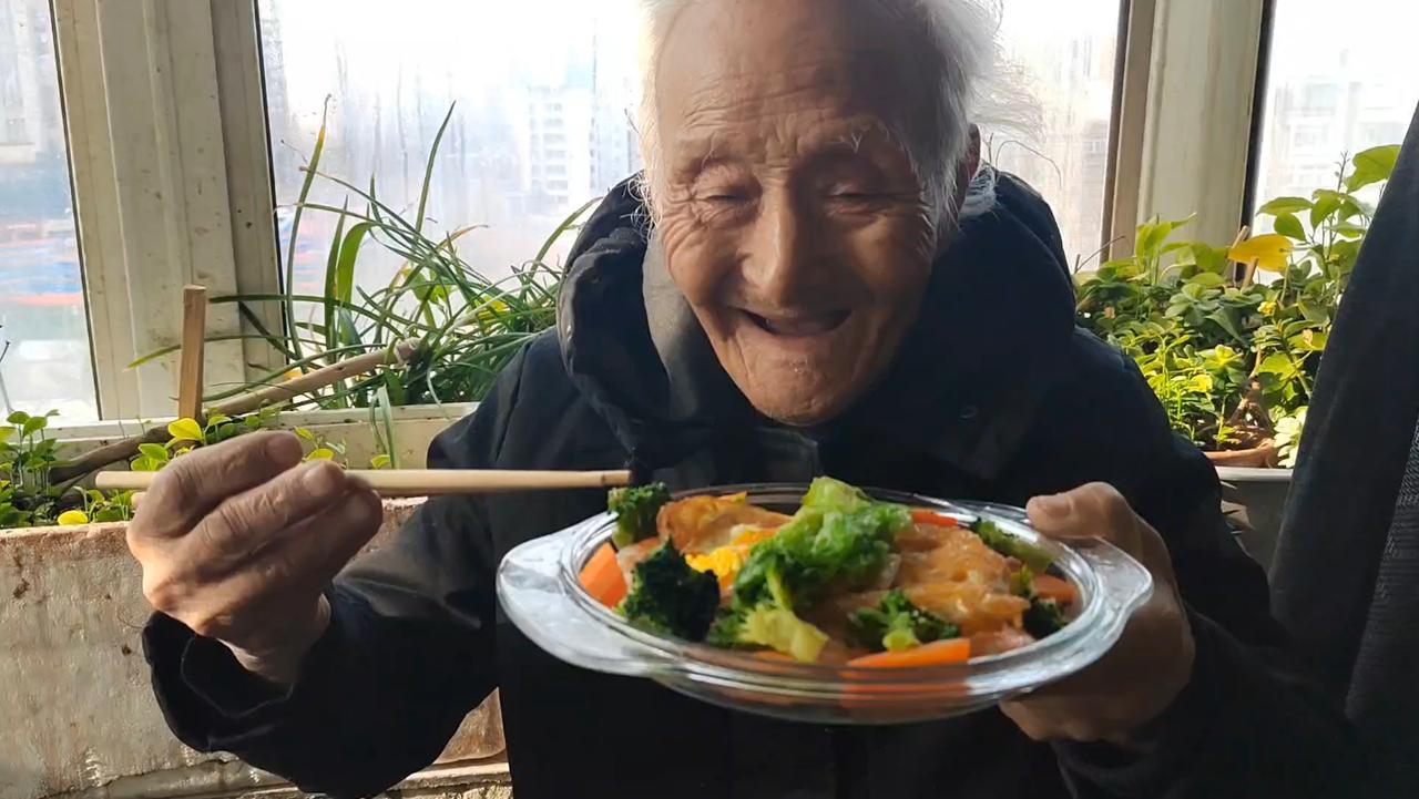 不可思议：我们村92岁大爷的饮食习惯……​图一中的大爷92岁，图三中的大娘88