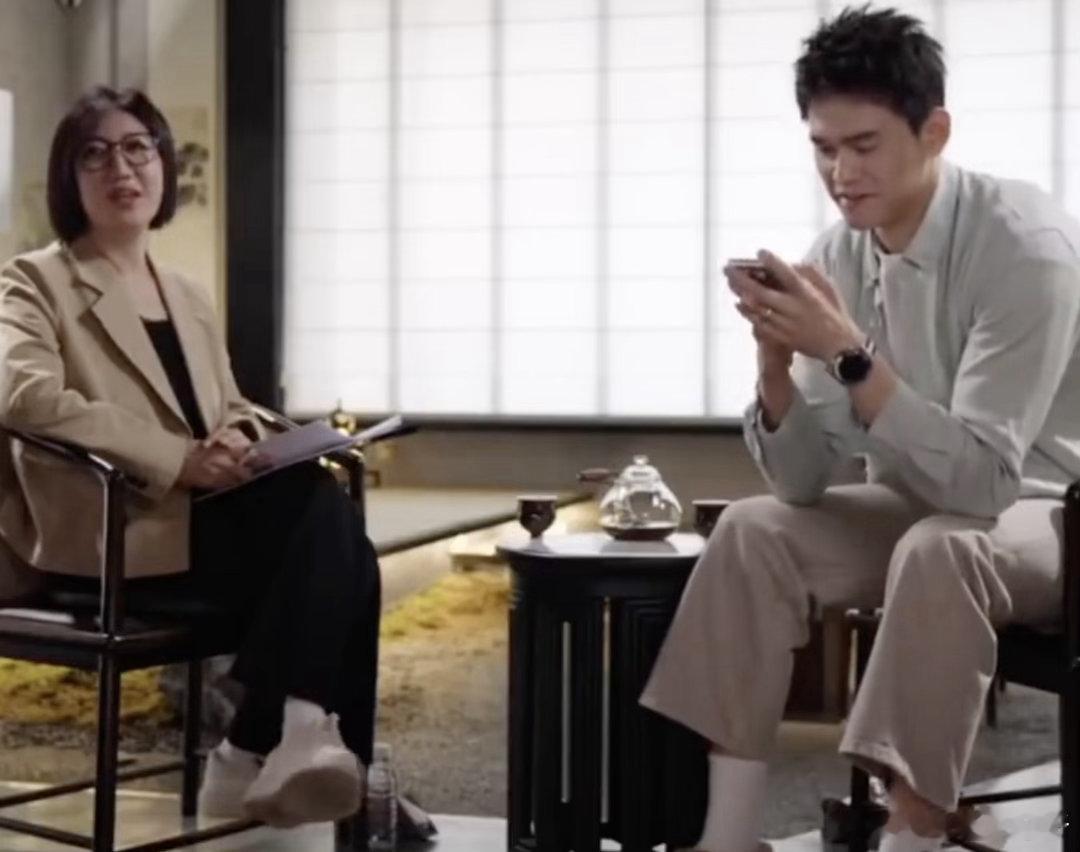自律？34岁孙杨叫停采访：我要吃饭，到点了女主持人：你饿了吗近期，孙杨接受国内