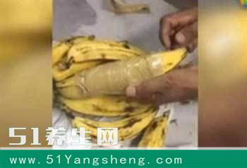 小伙去旅游在街边买了一些香蕉, 回住所发现有一个香蕉不对劲! 结果发财了