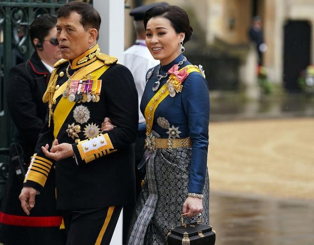 泰王二王子连行李都没来得及收拾，就被押上了去纽约的飞机，这次被强制赶出泰国，场面