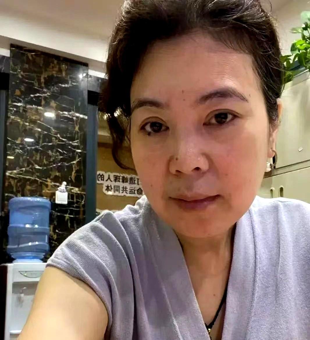昨晚女儿买回了一个榴莲。我正在洗碗，女儿把榴莲掰开，他们一家三口吃了起来。等