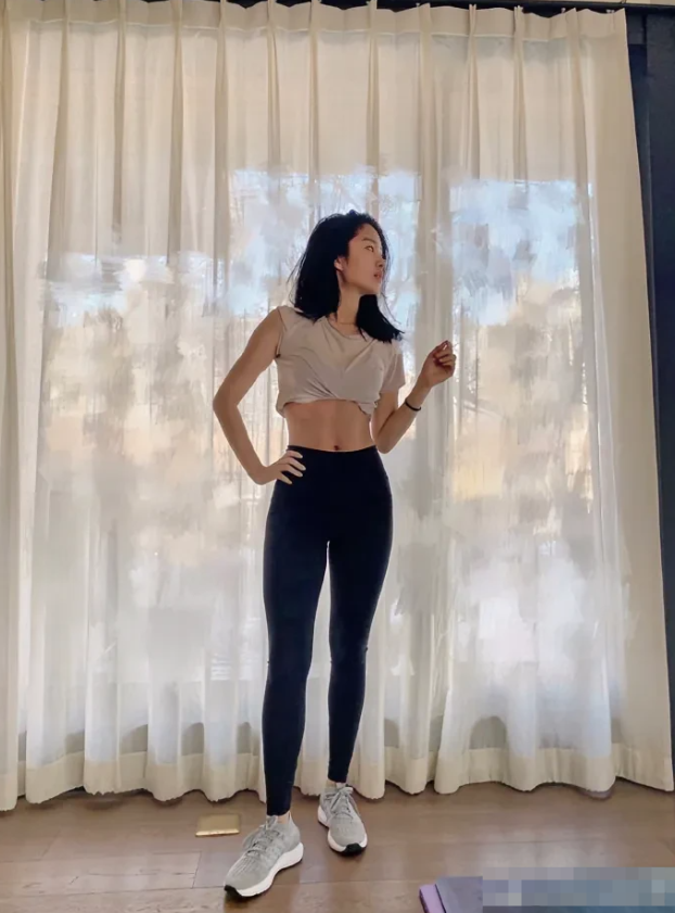 杨采钰，168cm，腰细腿长，平时瑜伽没少练。