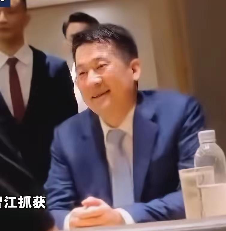 佘智江被抓，3个地点3个表情：1、监狱里。低着头声音低沉，穿着居家棉服，囚服黄