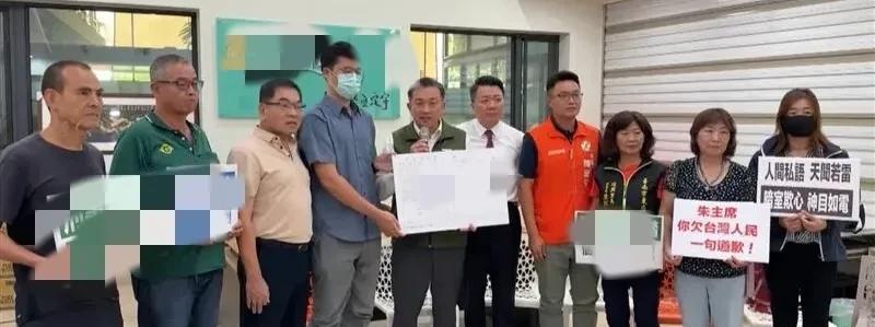 民进党立委王定宇昨天在记者会上叫嚣称，罢免他的连署书出现了很多冒名顶替的情况，目