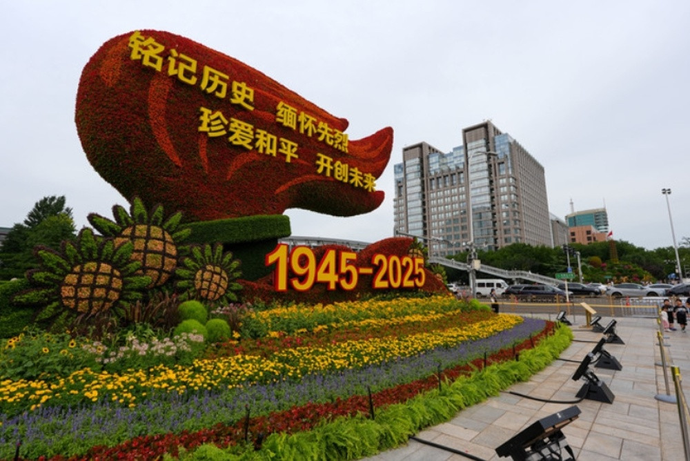 北京长安街沿线花卉布置完成