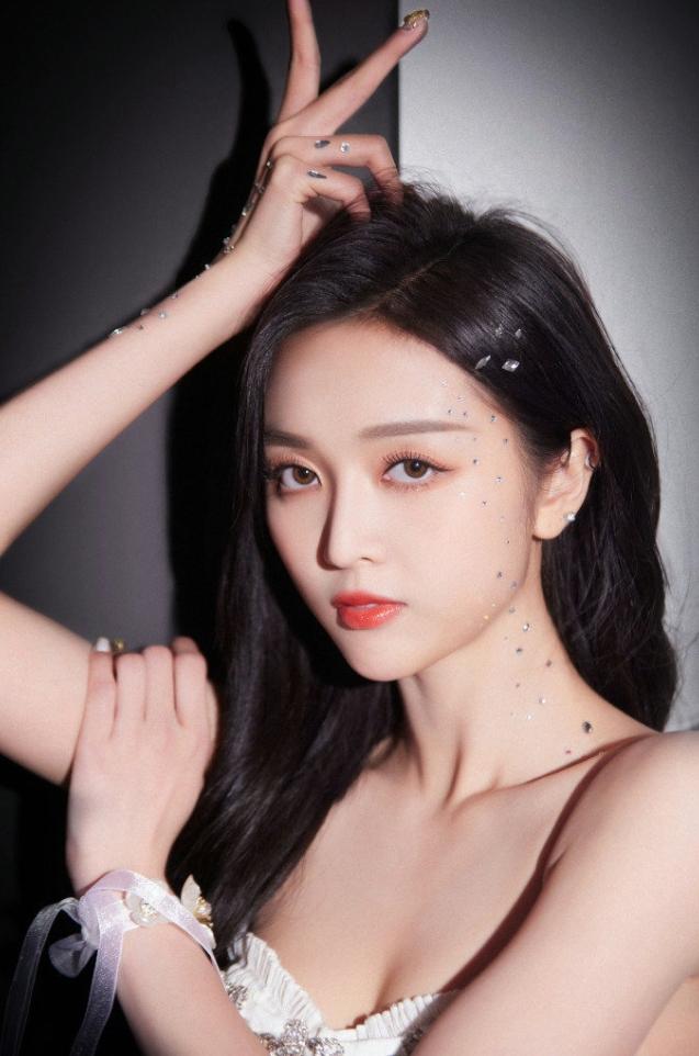 吴宣仪母亲与乐华谈判视频曝光！吴宣仪和乐华签的合约是10年，但是有一个自动续约