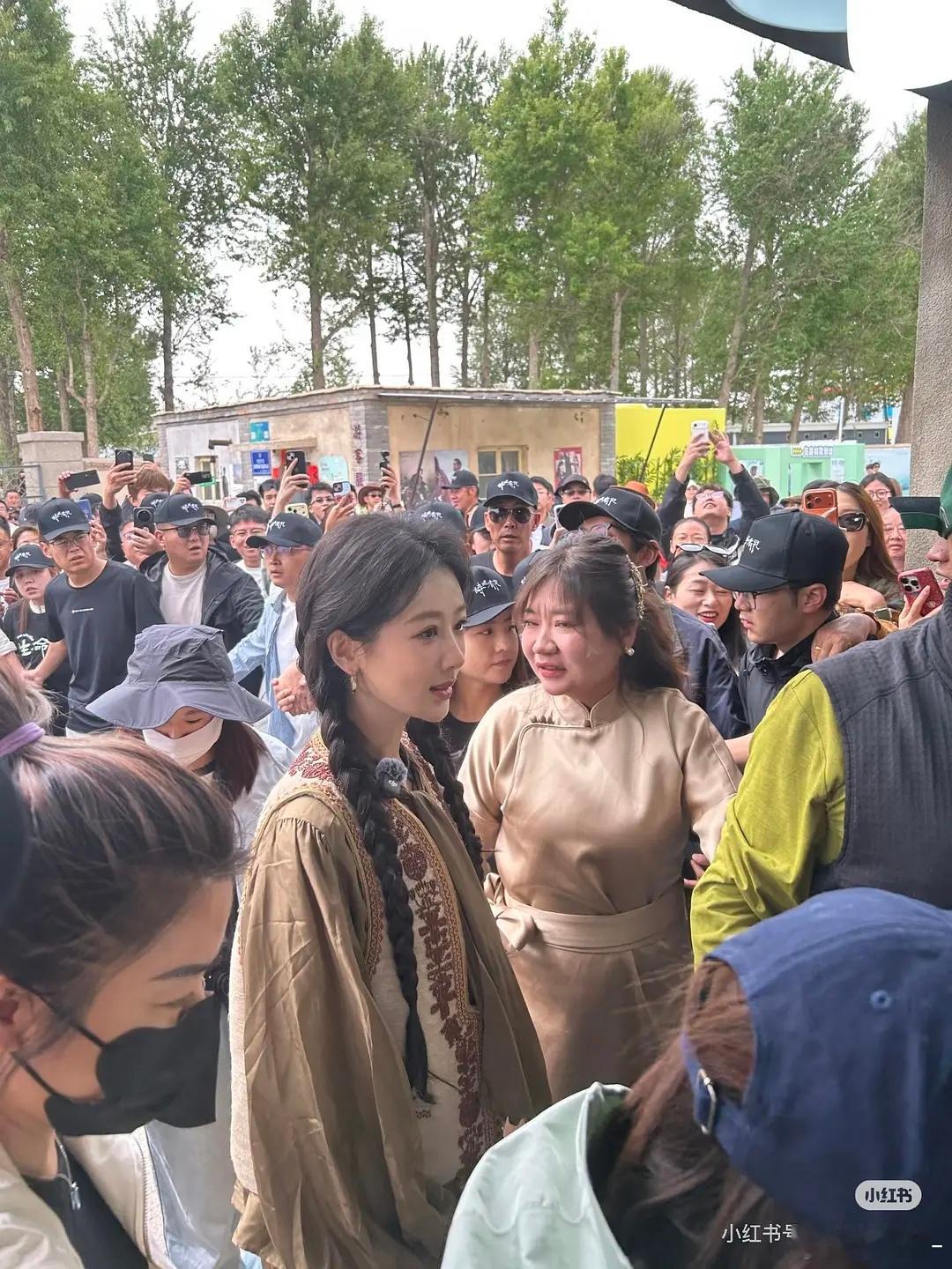 杨紫今天回生命树拍摄地的生图生视频满天飞了，状态很好很美欸