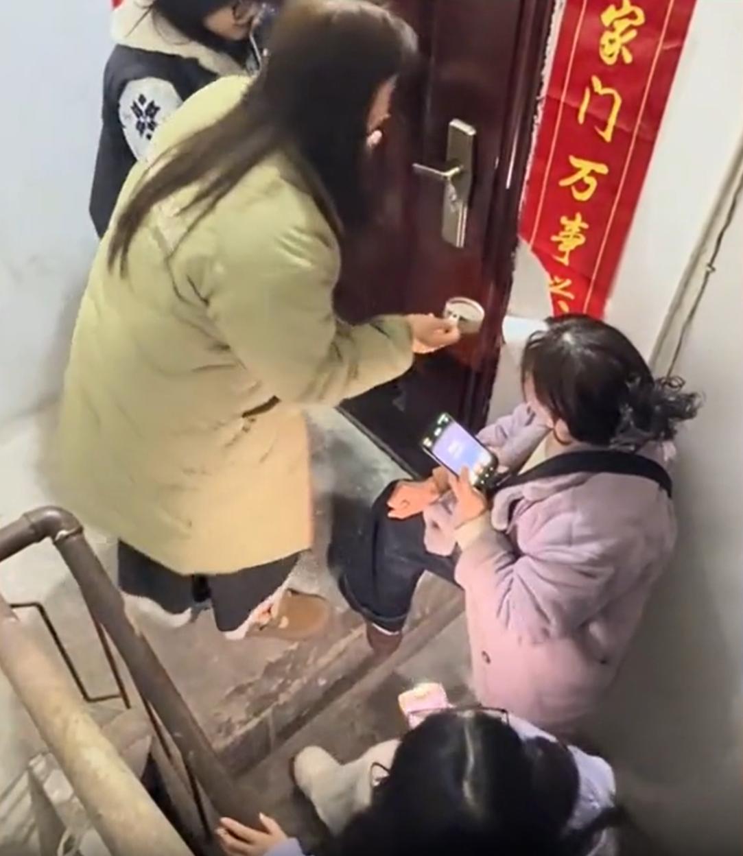 小猫立大功了！湖北宜昌，一家人在除夕夜外出散步，可回到家时却傻眼了，几个人一翻兜