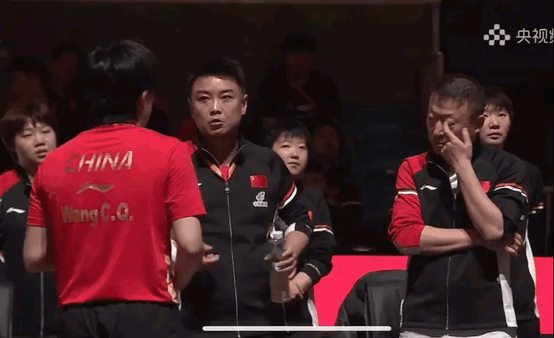 真被孙颖莎笑死了！她想看王楚钦，偷偷探出脑袋。结果王皓和王楚钦一个劲的晃悠，