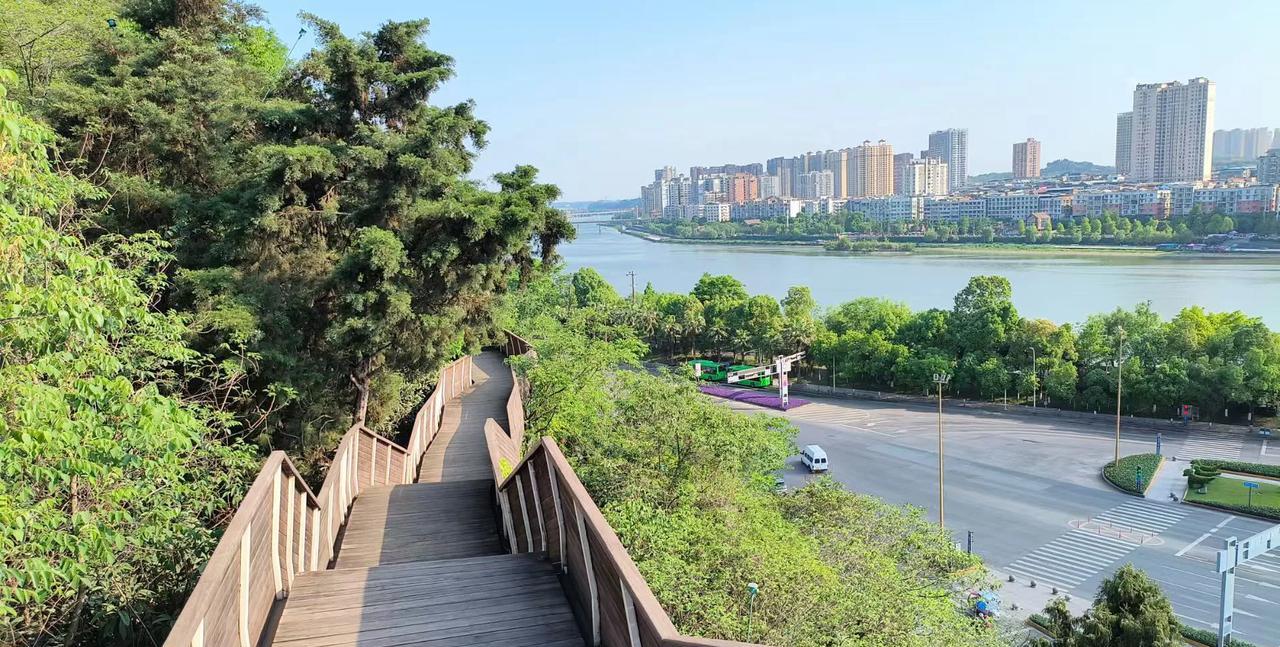 老家是简阳的，曾经的它也是整个四川有名的反骨仔，一直不服资阳的管理。简阳对于资阳