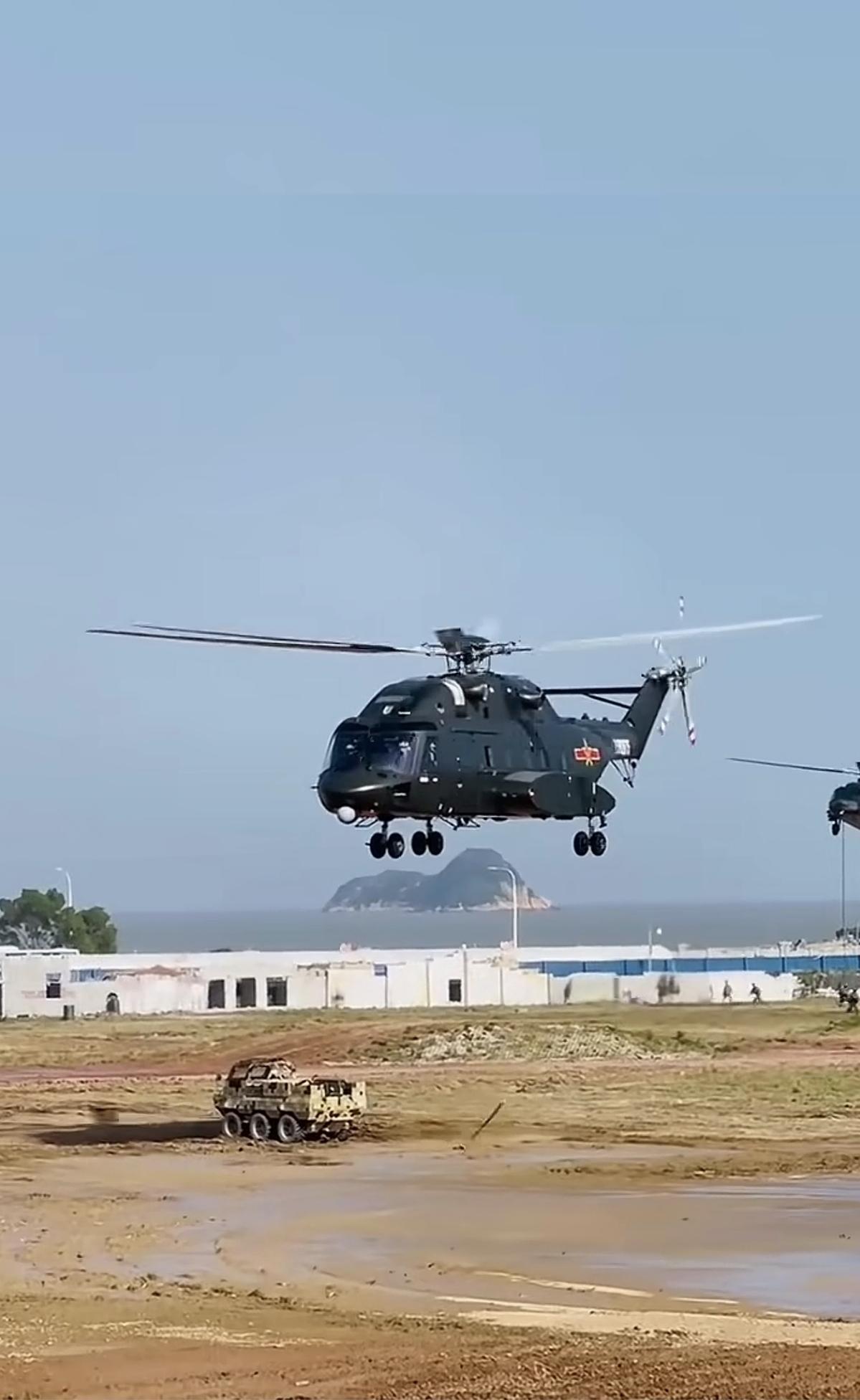 不愧是解放军现役最大的直升机！不对比不知道，对比一下发现卡车在直8L面前就跟个玩