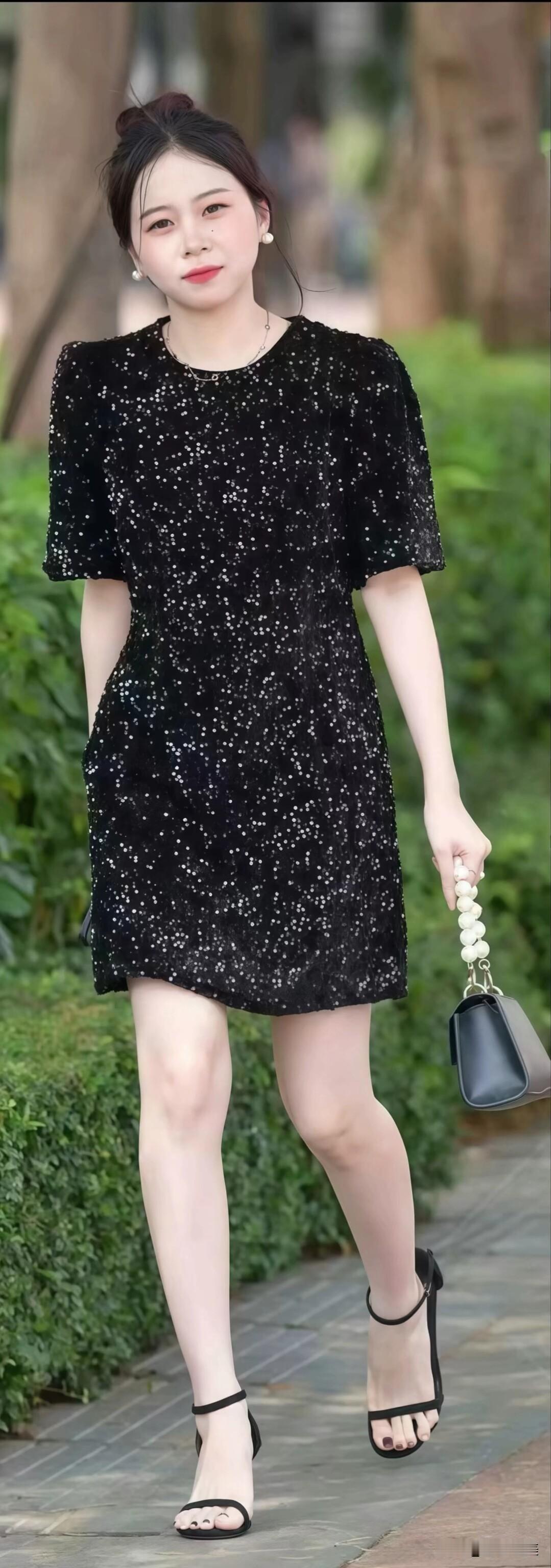 一袭亮片小黑裙自带星光✨，宽松版型慵懒又显瘦，搭配珍珠手提包和细高跟，日常出街也