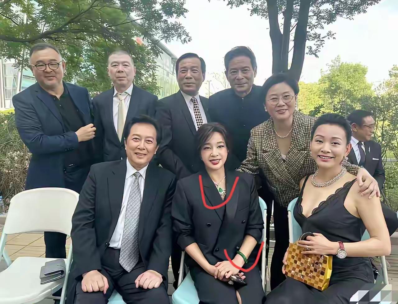 最前面坐着三位明星你们吗？我只认识其中两位，分别是唐国强、刘晓庆，另外一个人是