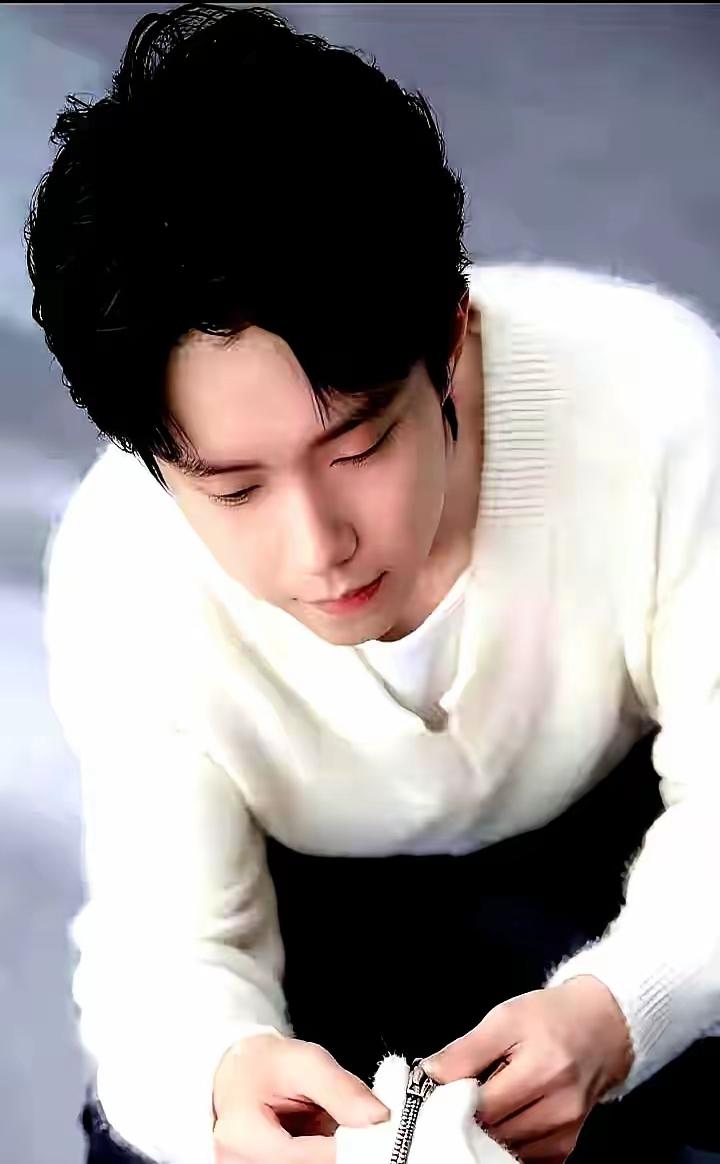 不得不说品牌方才是最懂流量的，王楚钦弯腰给女生拉拉链，故意不拍脸，就让你猜，同款