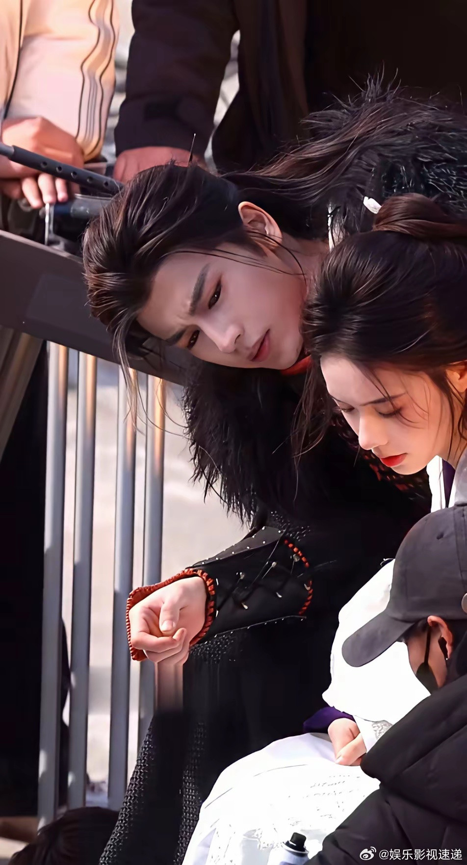 看别人补个妆都能上头，这剧是有点东西的。说的就是张凌赫和林允的《归鸾》。片场路透