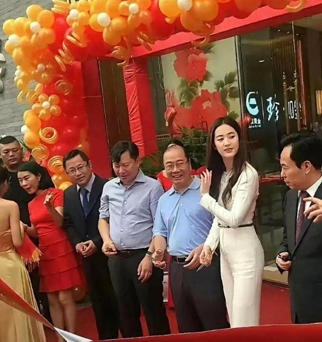 哎呀我去，女神现实中这样，白看十几年电视了！​​​