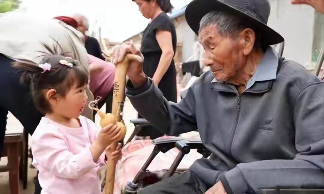 丈夫121岁，妻子117岁，河南一对老夫妻六世同堂，他们有何长寿秘诀？在河南商