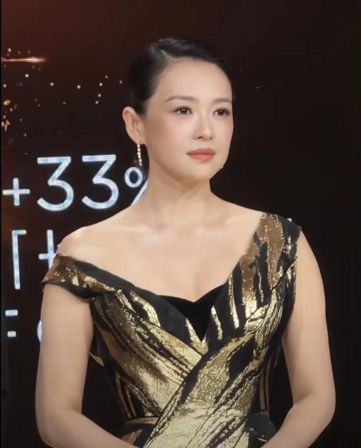 章子怡看上去真是越来越富态了，珠圆玉润的，她的鱼尾纹和法令纹几乎都看不出来了，看