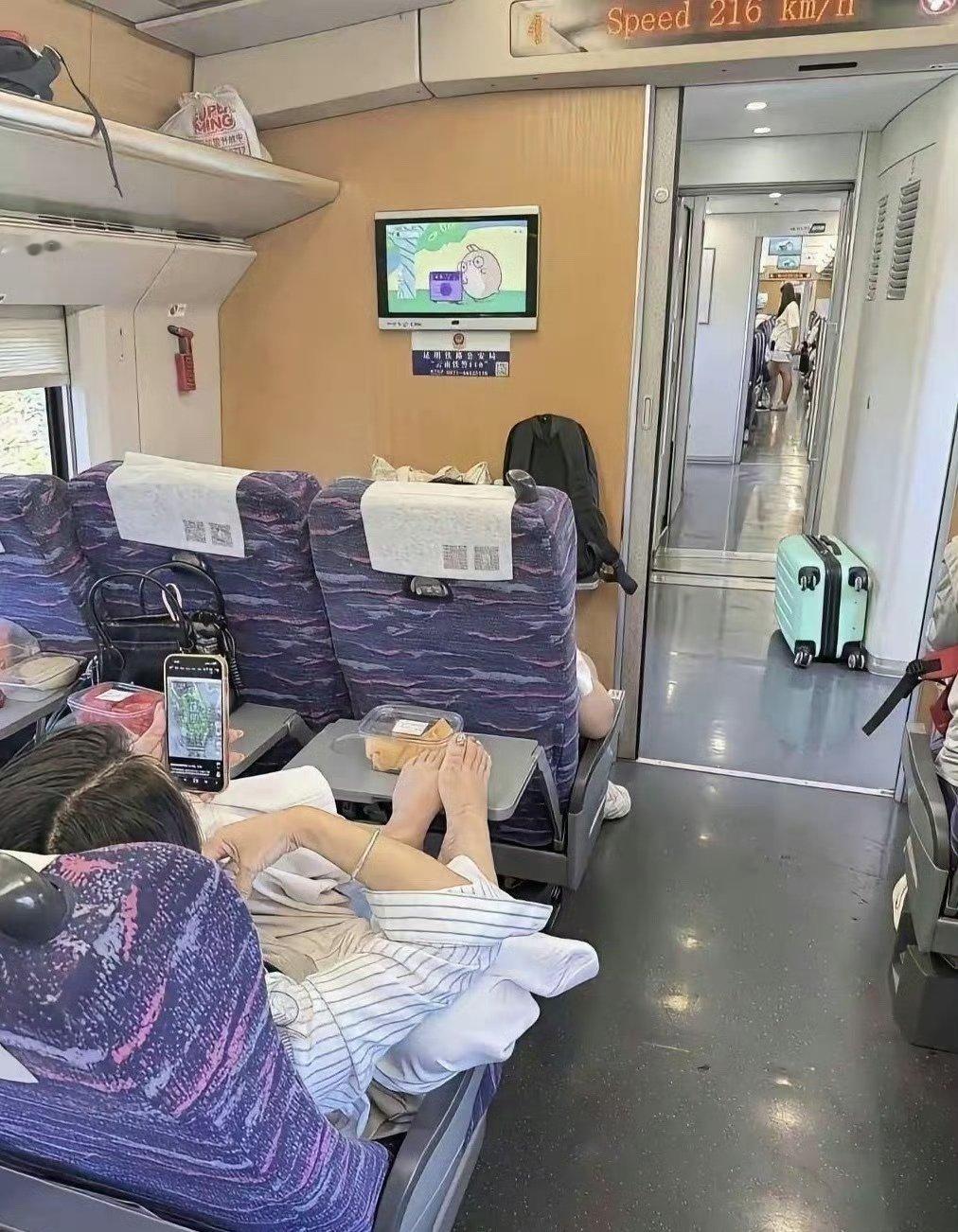 这让下一位乘客怎么坐啊。​