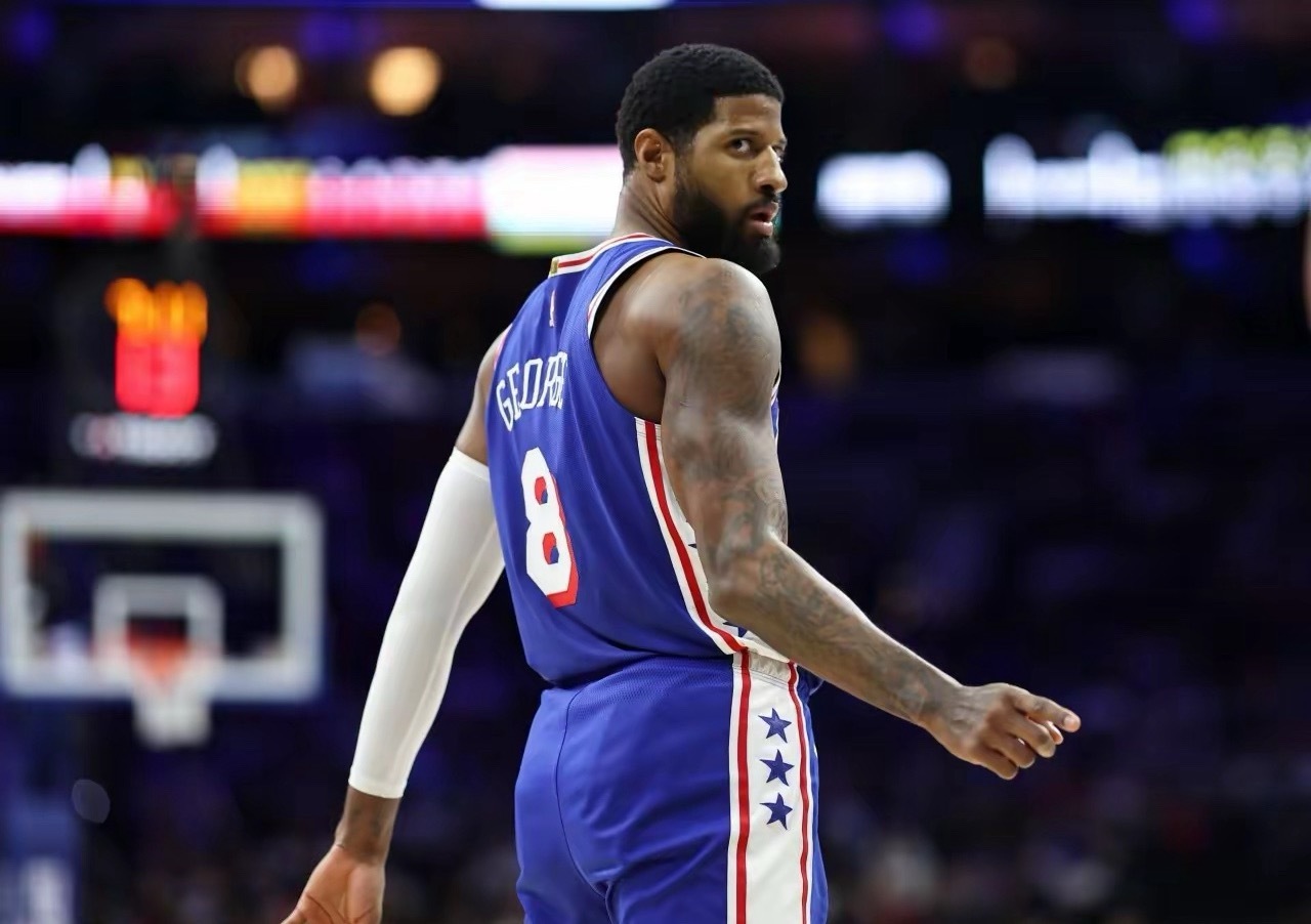 真被说中了:保罗乔治被禁赛25场！对阵雄鹿的比赛中，保罗乔治梦回巅峰般的命中了9