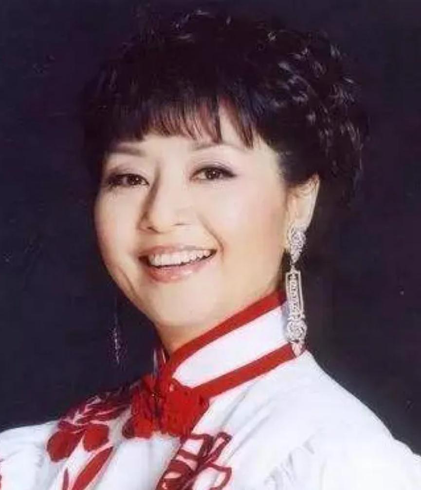 1998年，殷秀梅再婚嫁法国贵族。谁料，十年后因为丈夫工作调动，陷入情感危机。三