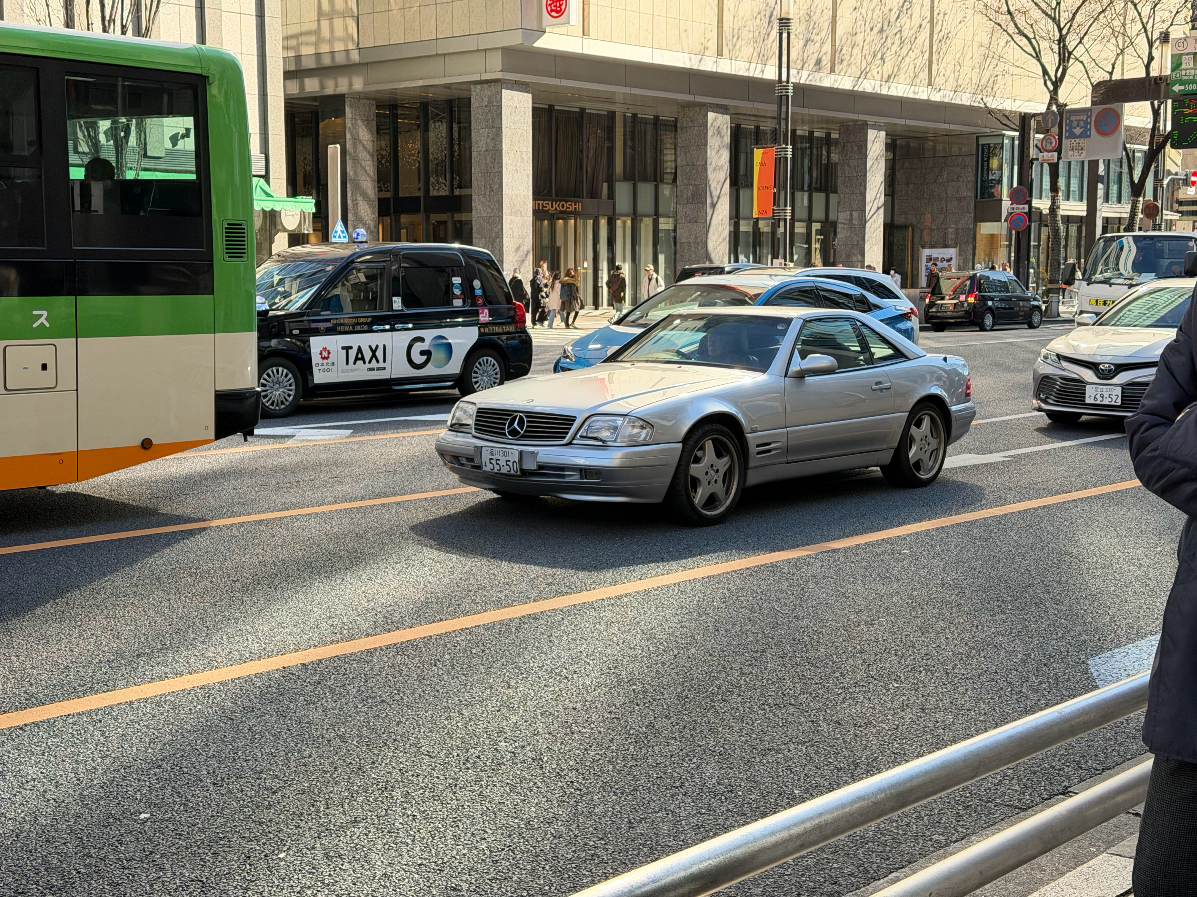 老登开跑车的画风才对味儿然而国内总能见到20出头的小孩开个超跑永远是绿灯了一脚地