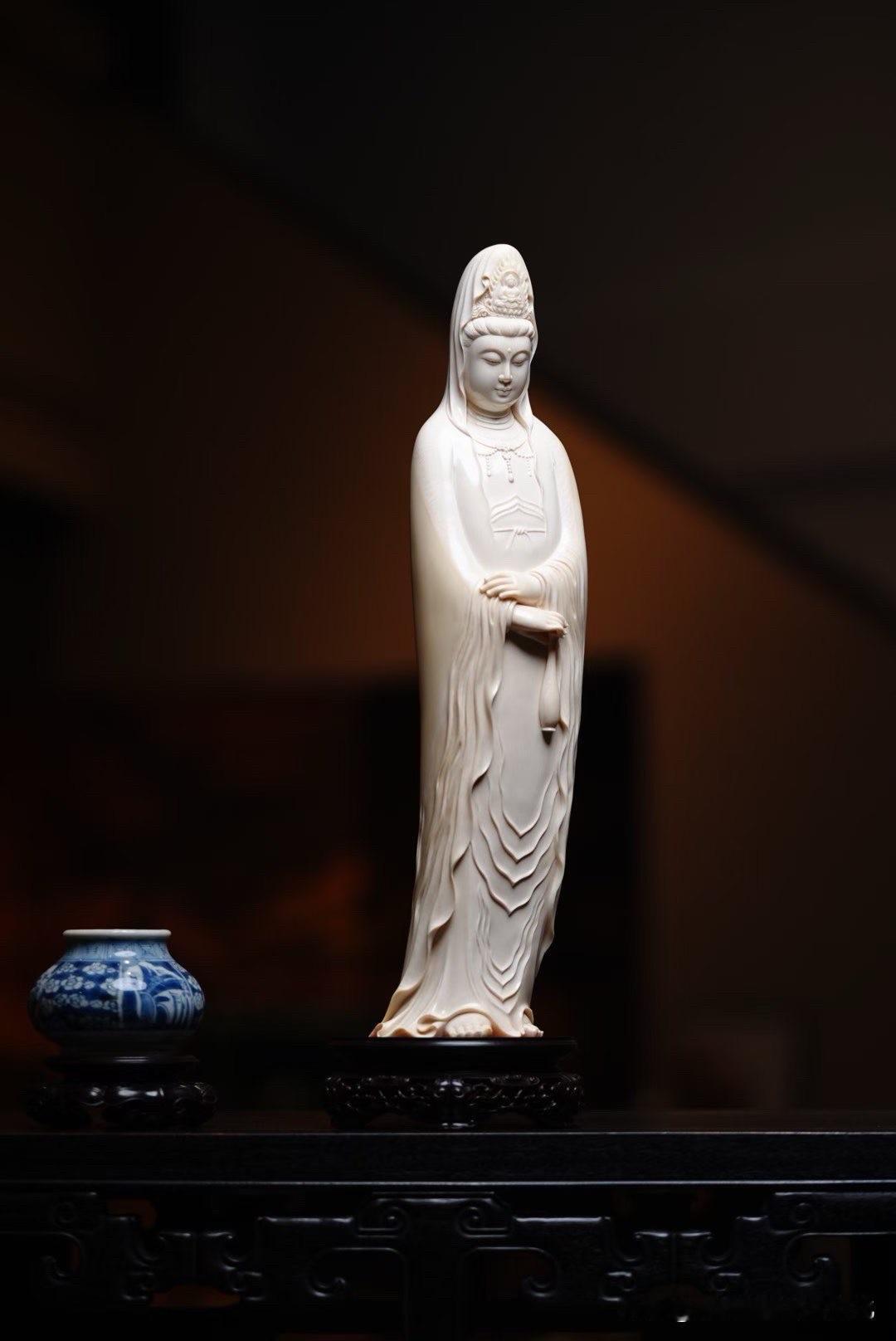 有些观音像，不是一眼惊艳。而是越看，心越静。这尊猛犸象牙「净瓶观音」，白衣