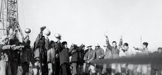 1926年，日本人在大庆疯狂找油，打了很多口井，其中有一口，距离最后喷油的松基三
