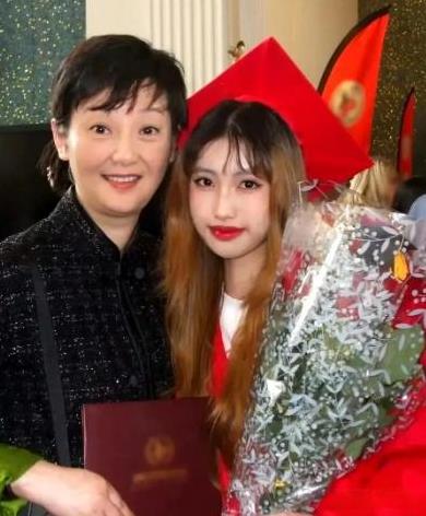 越来越像了！冯小刚养女徐朵高中毕业，徐帆专门飞到美国参加其毕业典礼，最新合影中徐
