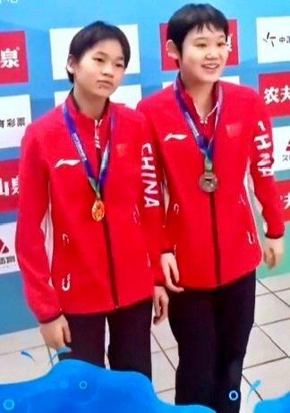 全红婵空降张家齐直播首秀：跳水队的情谊，比奖牌更动人张家齐退役直播首秀，向