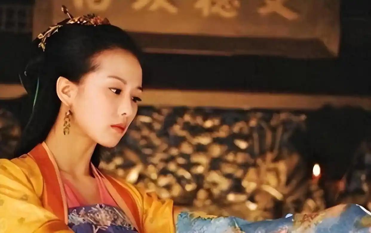 古代婚嫁真相：庶女和嫡女哪个更抢手？《红楼梦》里，王熙凤和平儿悄悄说私房话。