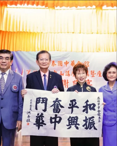 洪秀柱手握关键，想给谁就给谁，谁也抢不走。郑丽文想要洪的支持，急需洪的支持，