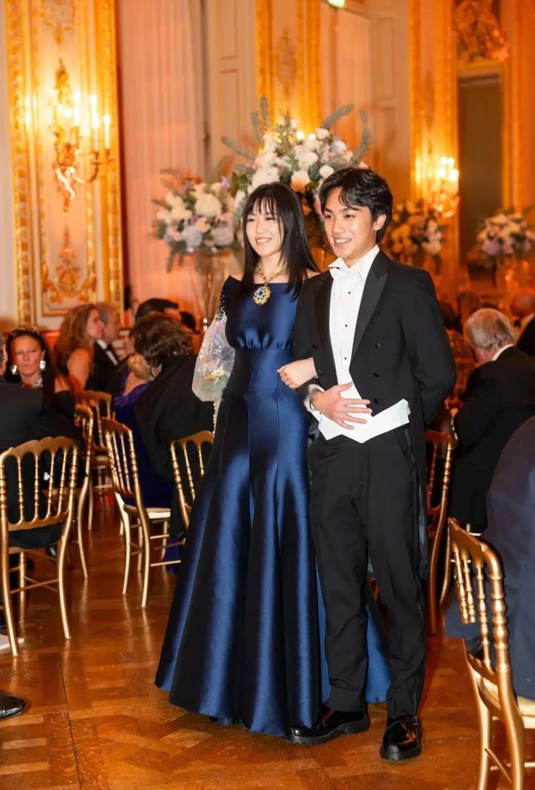 张艺谋与妻子耶鲁大学被偶遇，参加二儿子毕业典礼，陈婷打扮干练
